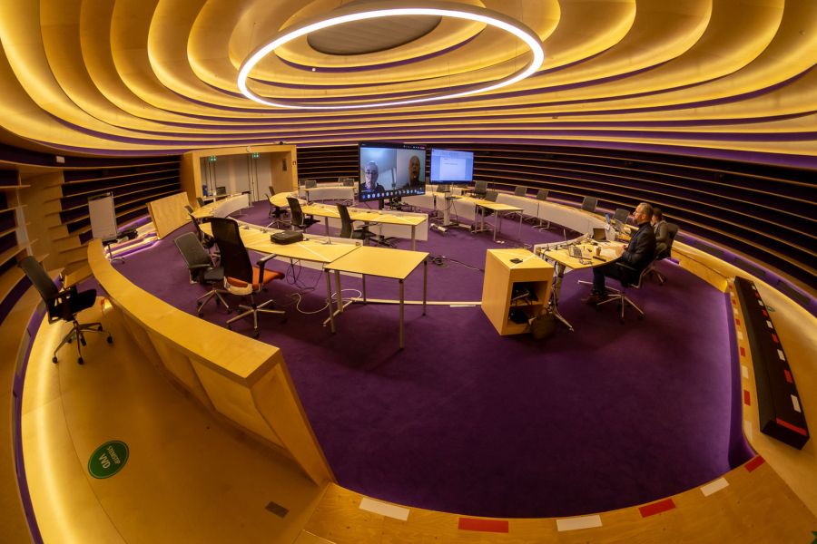 Afbeelding van de raadszaal van de Nieuwegeinse gemeenteraad tijdens een digitale raadsvergadering