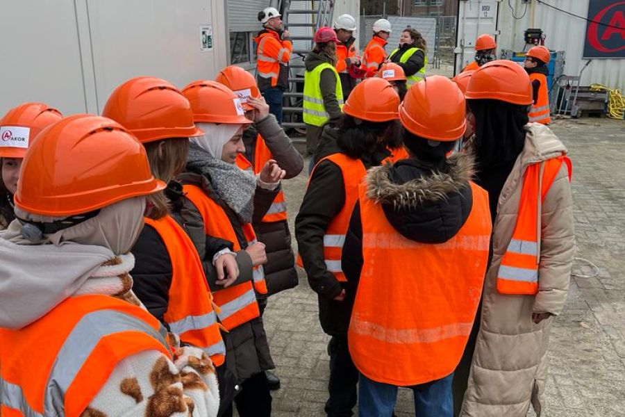 Schoolbezoek aan de bouw