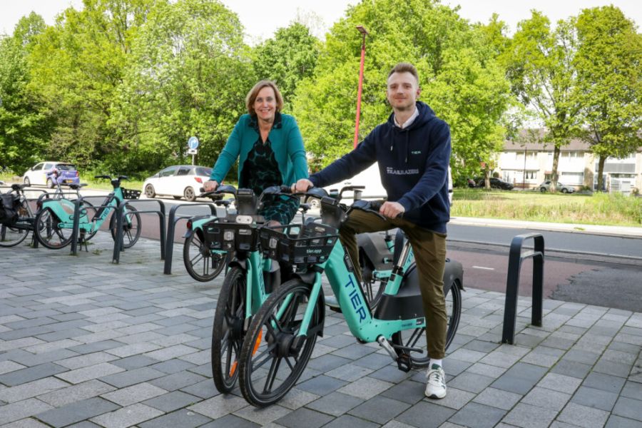 Wethouder Ellie Eggengoor en Country Manager TIER Nils Verkennis geven samen het startschot voor de pilot.