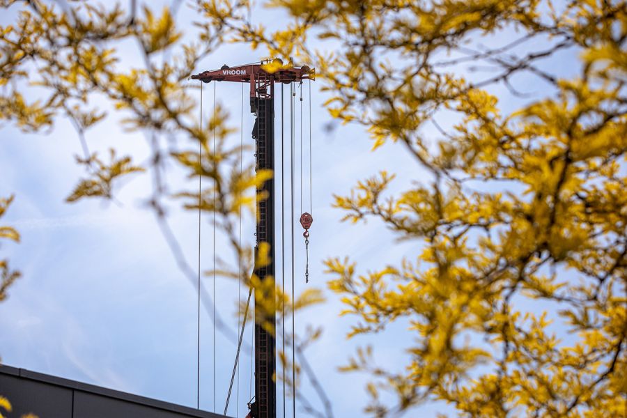 Bouwplaats door de bomen