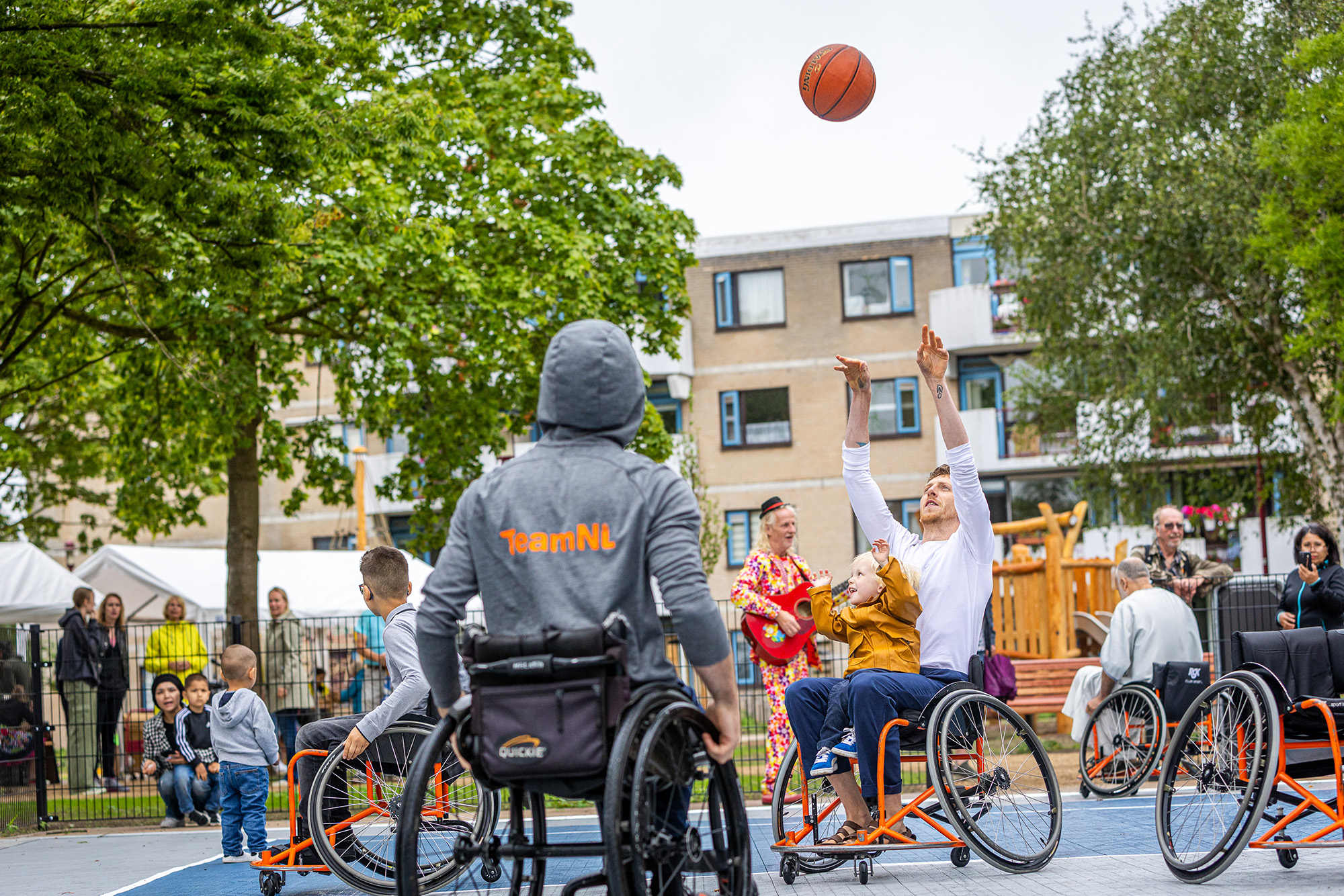 Clinic rolstoelbasketbal tijdens opening City Park